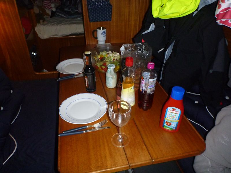 Ein leckeres Abendessen mit Champagner wartet.