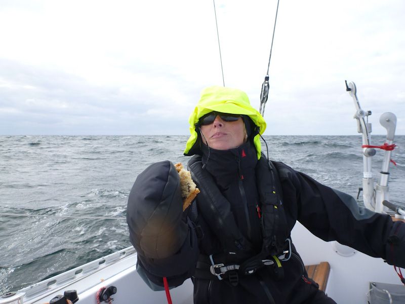 Silja hat die dicksten Handschuhe ausgepackt...da fällt das Stück Kuchen gar nicht mehr auf....