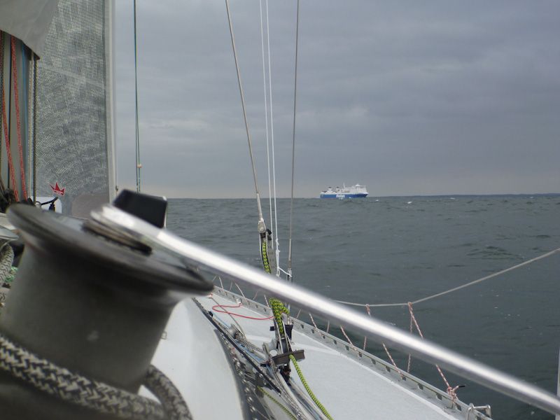 Erstmals auf unserer Tour begegnen wir auch größeren Schiffen.