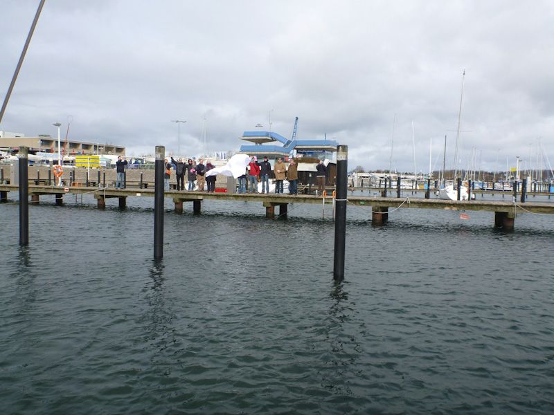 Wir lassen Freunde und Familie am Steg zurück.