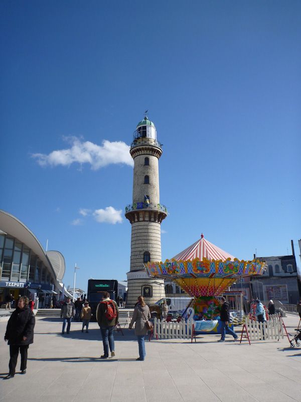 Der Leuchtturm von Warnemünde bei Sonne und...