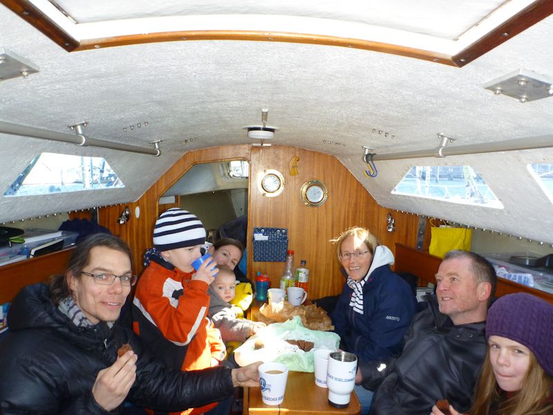 Wir haben Besuch und machen es uns unter Deck gemütlich. Draußen ist es einfach zu eisig.