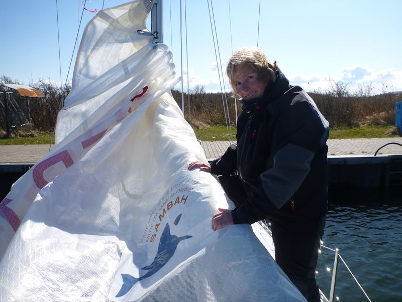 Zwischendurch versuchen wir noch den Sambah-Aufkleber ins Groß zu kleben...recht erfolglos, er will nicht kleben.
