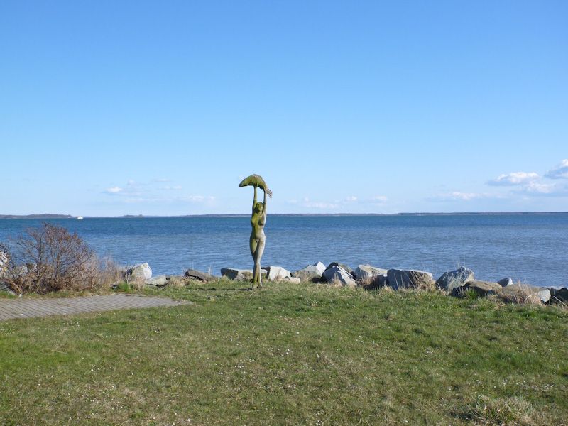 Auch in dem beschaulichen Örtchen Neuendorf gibt es Kunst am Strand.