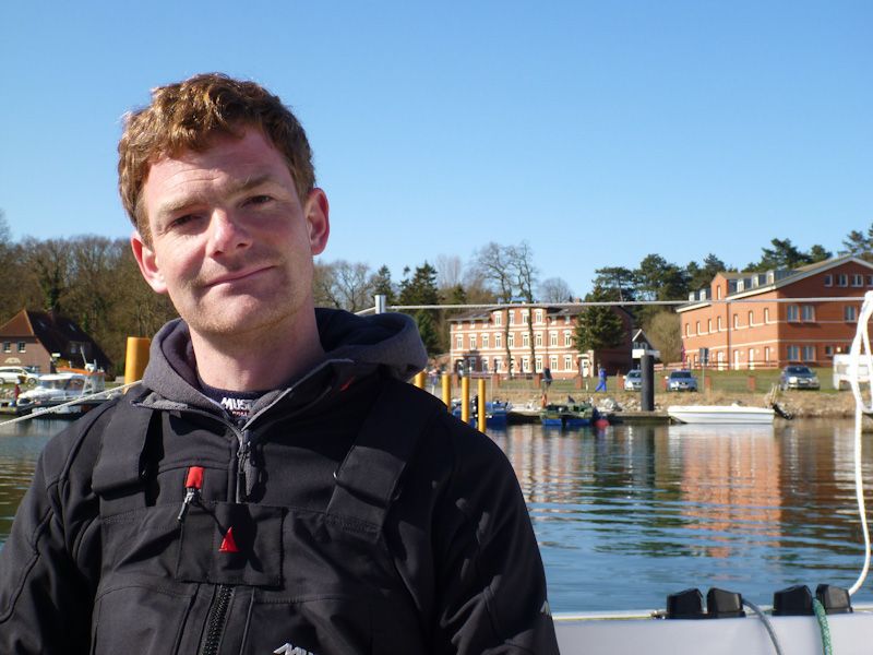 Jan in Barhöft und im Hintergrund das Restaurant Seeblick.