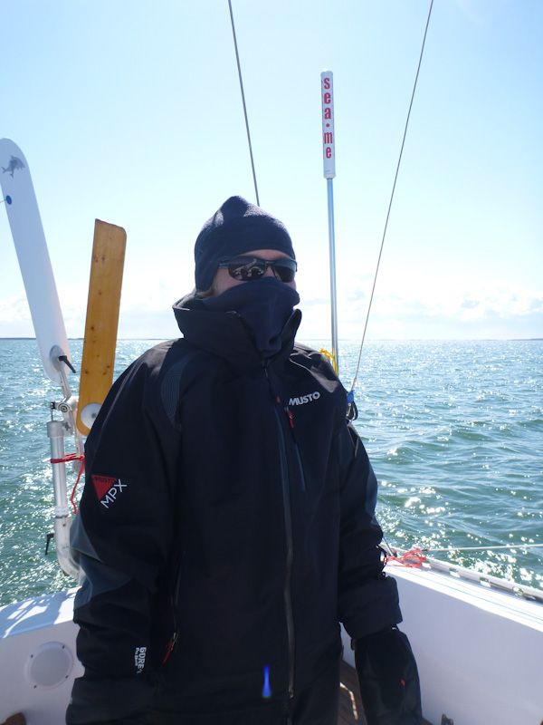 Es ist eisig kalt - das Vermummungsverbot an Bord wurde aufgehoben.