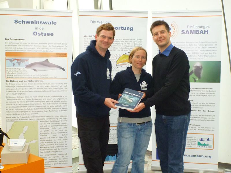 Silja und Jan freuen sich über das Buch Wale und Robben in der Ostsee.