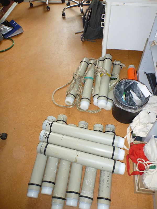 Im Büro liegen viele Pods die auf ihren nächsten Einsatz warten.