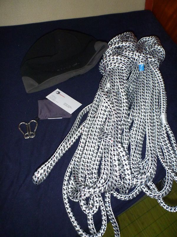 Die wichtigen Utensilien sind angekommen: Jans neue Brillengläser und die neuen Achterleinen. Und Silja freut sich über eine Windstopper-Mütze.