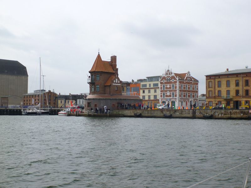 Wir fahren auf das Meeresmuseum zu.