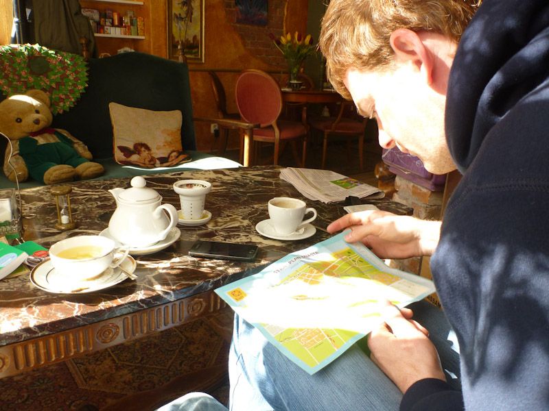 Wir finden aber ein schönes kleines Cafe und studieren den Stadtplan auf der Suche nach einem Internetcafe.