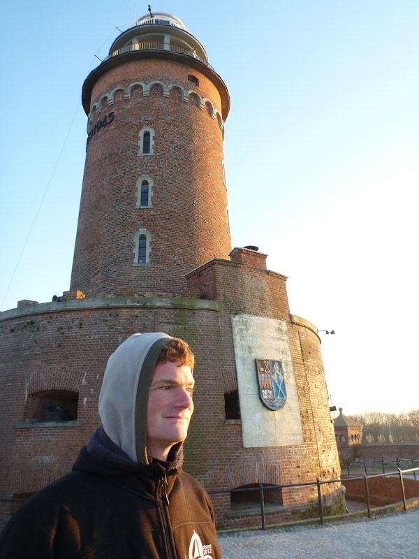 Am Leuchtturm, es ist kalt, aber immerhin sonnig.