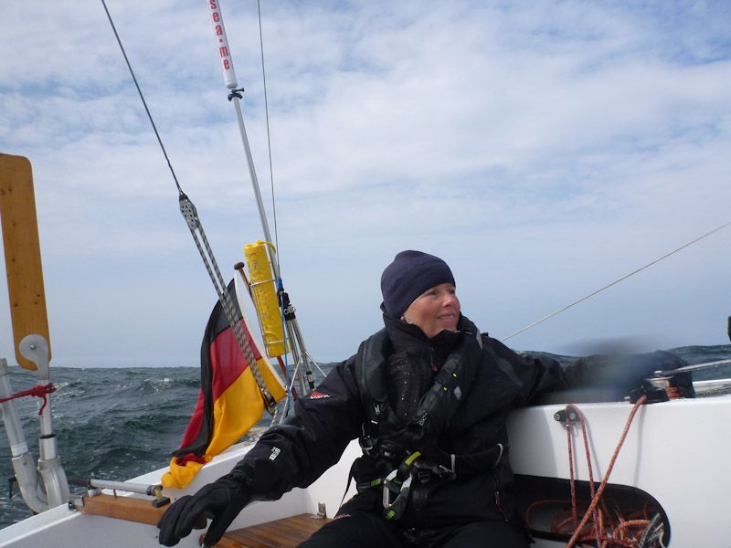 Silja kämpft mit den Wellen und dem Wind.