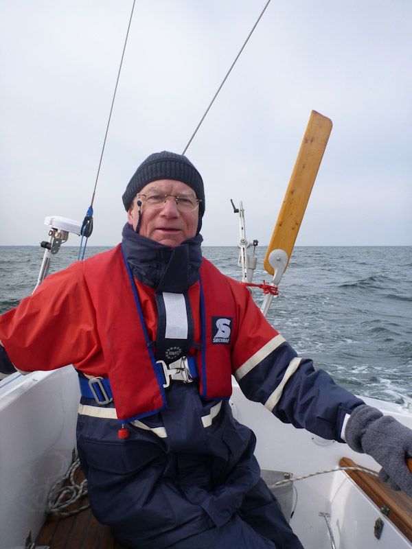 Jürgen freut sich besonders, mal an die Pinne zu können.