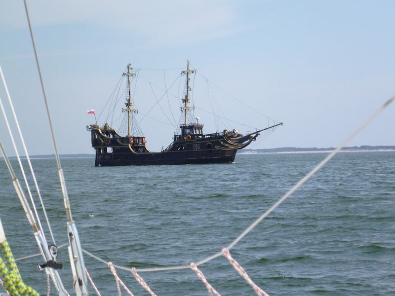 Vor Leba dreht ein Touristenschiff seine Runden.