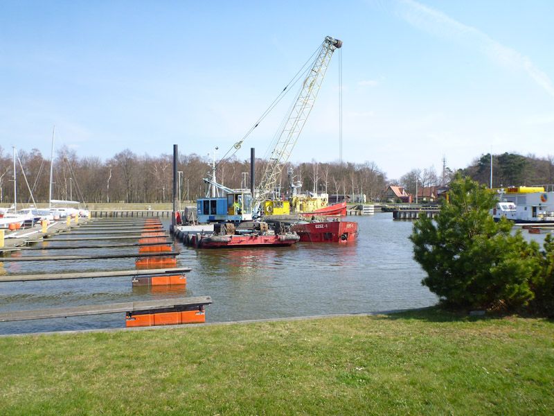 In der Marina wird gebaggert, wir können nicht an den richtigen Platz...