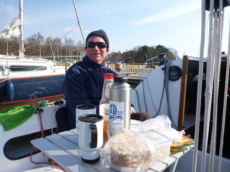 Immerhin können wir zum ersten mal im Cockpit essen!