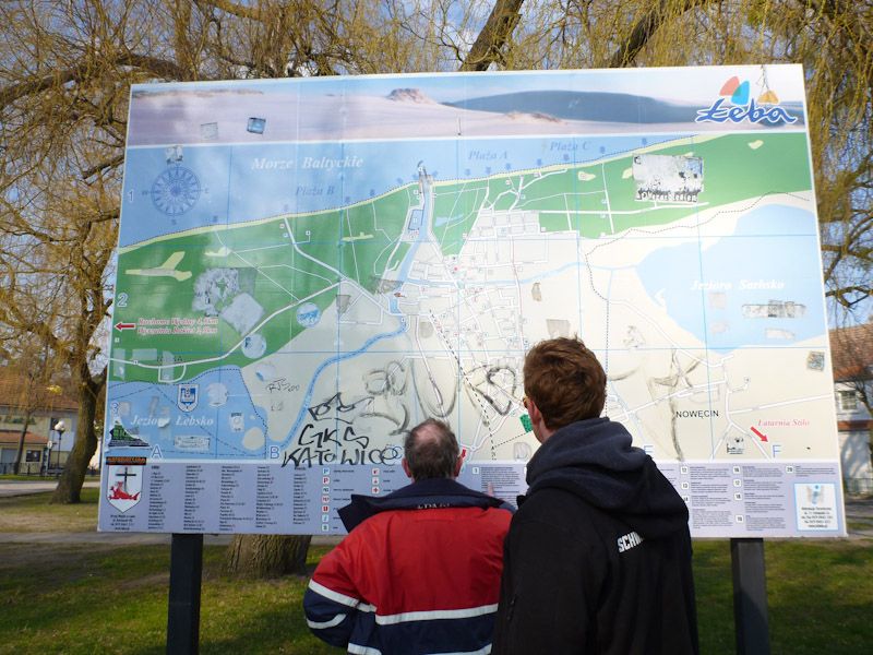 Jürgen und Jan inspizieren den Stadtplan.