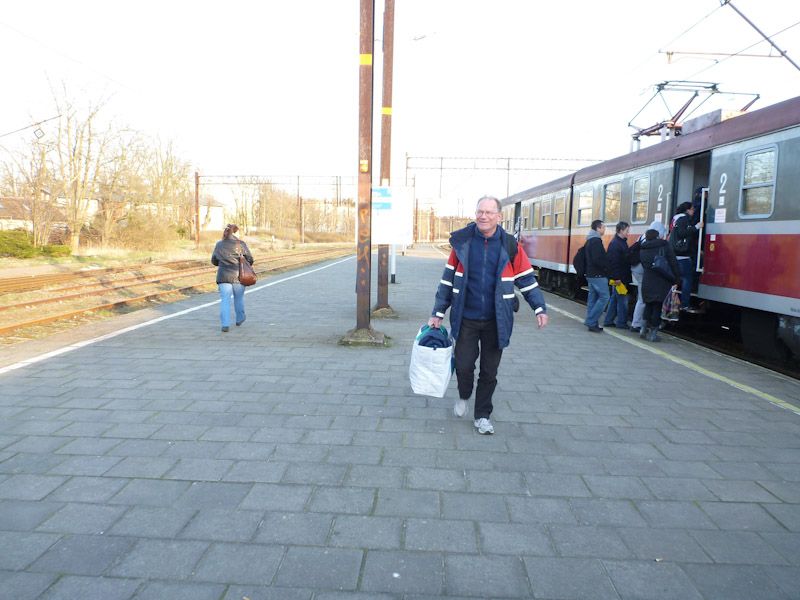 Jürgen entkommt der Menschenmenge.