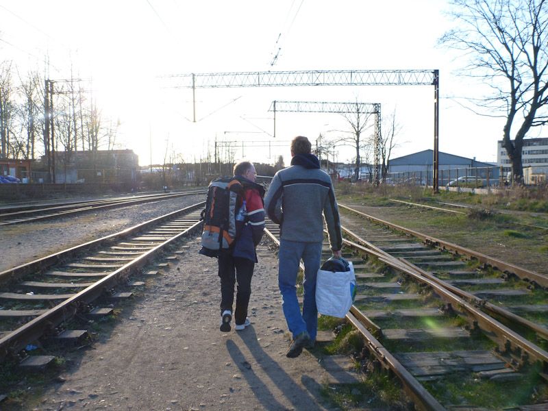 Wie die Einheimischen laufen wir einfach die Schienen entlang.