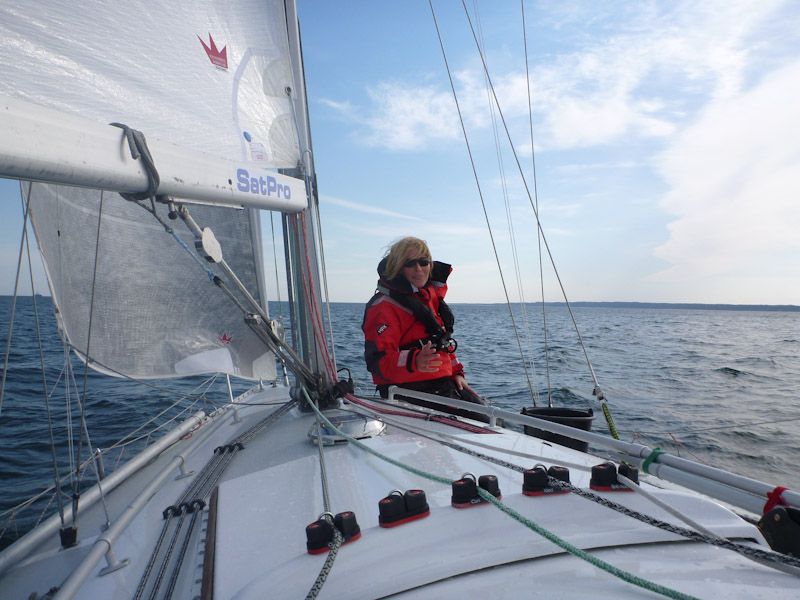 Silja freut sich über Sonne und Wind.