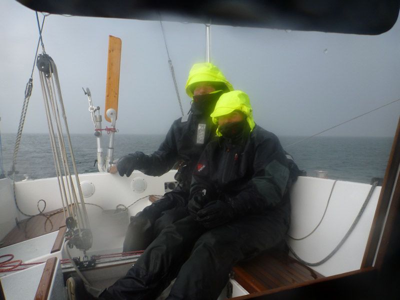 Der Regen ist eisig kalt und verdammt nass.