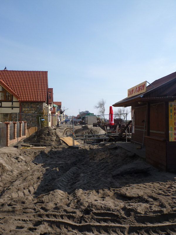 ...im ganzen Ort werden die Straße erneuert.