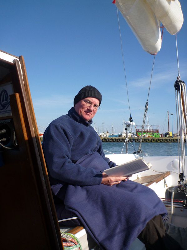 Jürgen genießt die Sonne und Wärme im Cockpit.