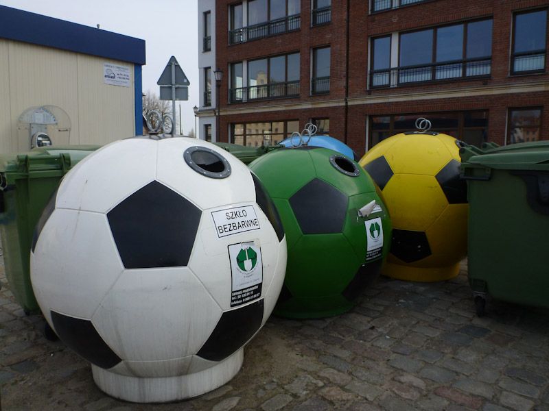 Danzig stellt sich auf die EM ein...Glascontainer als Fußbälle.