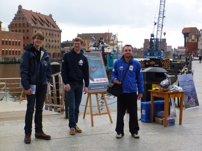 Jan mit zwei Mitarbeitern aus Hel.