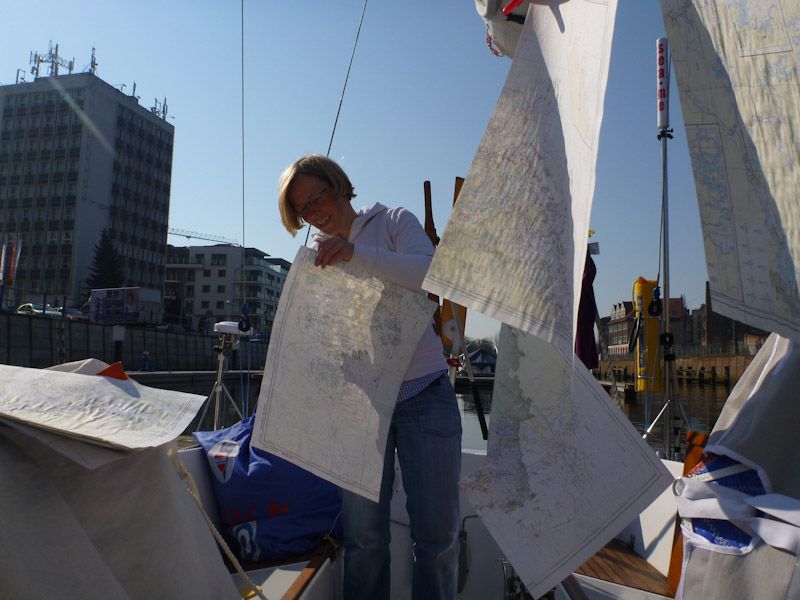 Die Seekarten trocknen in der Sonne.