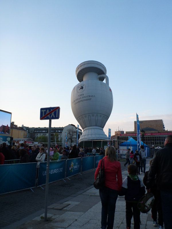 Und der Pokal ist immer noch in der Stadt...als Ballon...