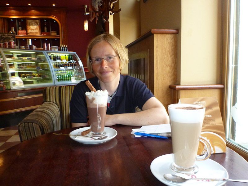 Silja genießt einen leckeren Kakao im Cafe Costa.
