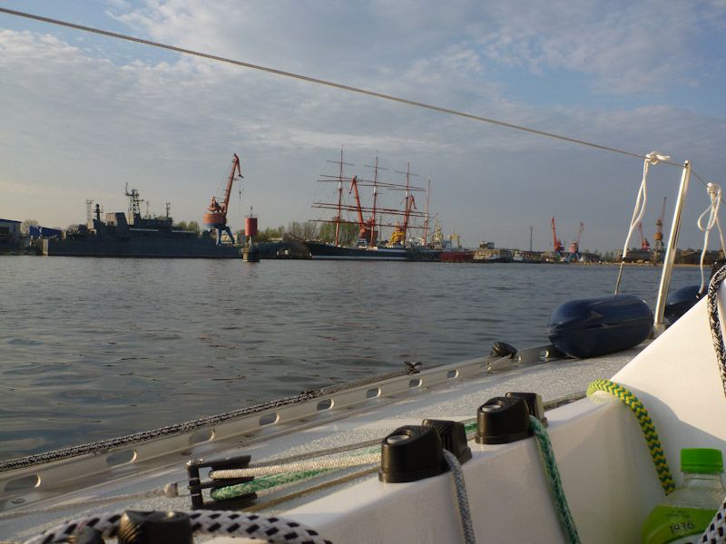 Wir fahren vorbei an der Sedov.