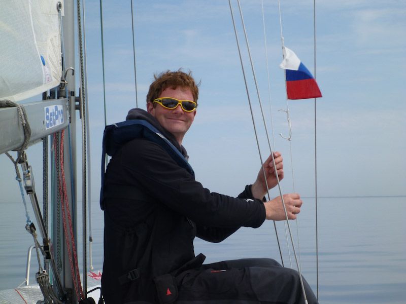 ...und hissen die russische Gastlandsflagge.