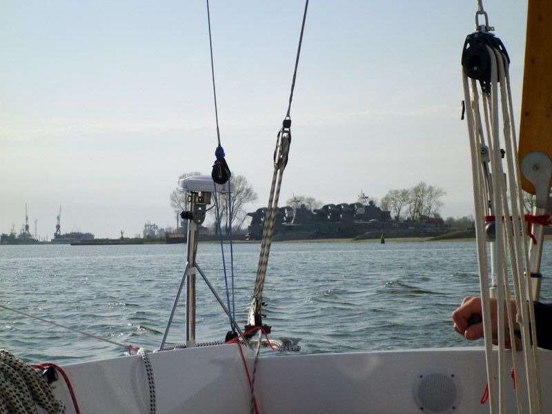 Wir fahren vorbei an Marinearealen.