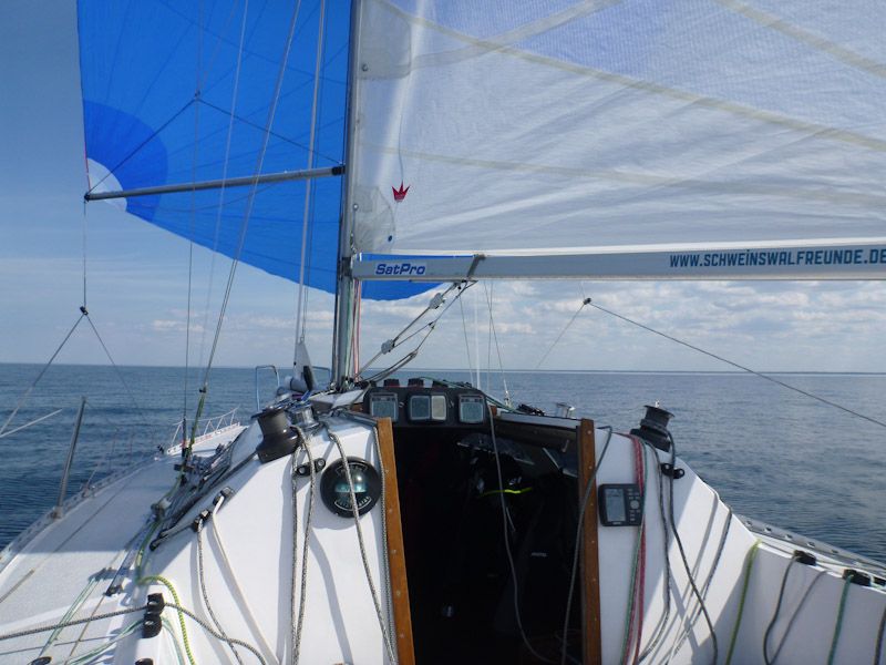 Wir segeln unter Spi nach Ventspils.