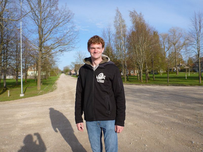 Jan auf der Hauptstraße des Ortes...