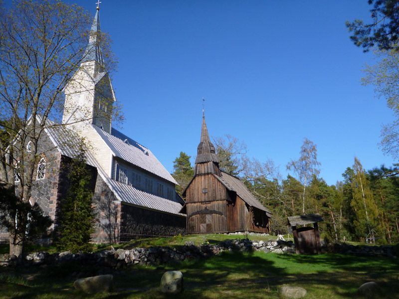 Gleich zwei Kirchen besitzt Ruhnu - eine neue und eine alte.