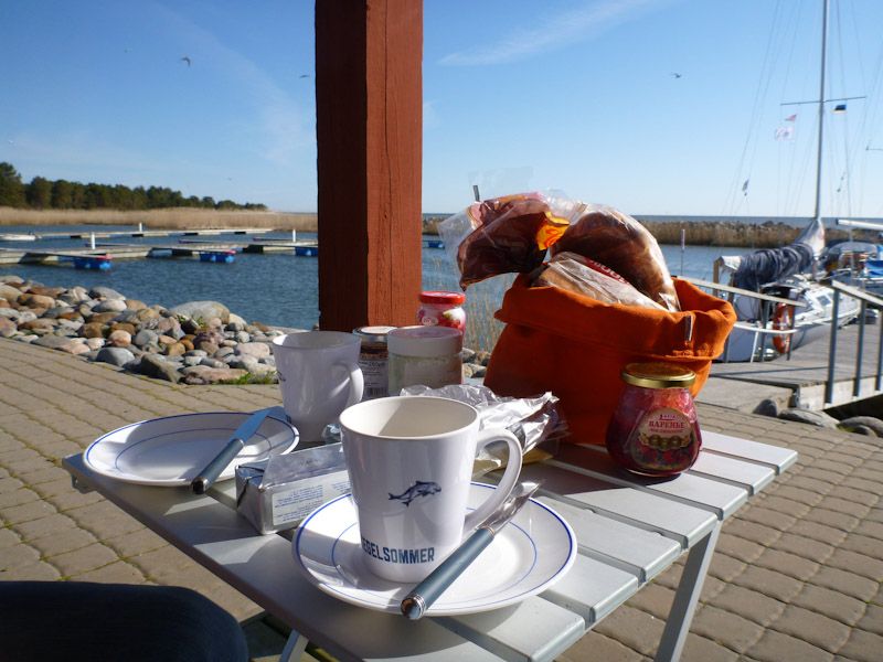 Wir frühstücken in der Sonne...