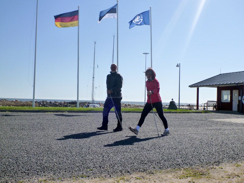 Derweil betätigen sich Doro und Frank sportlich - sie gehen walken.