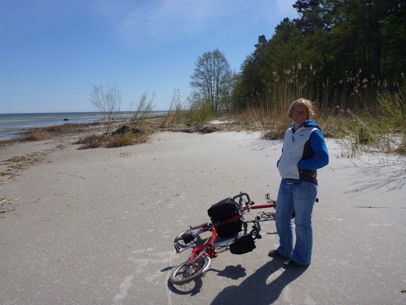 Wir spazieren die Ostküste der Insel am Strand entlang...