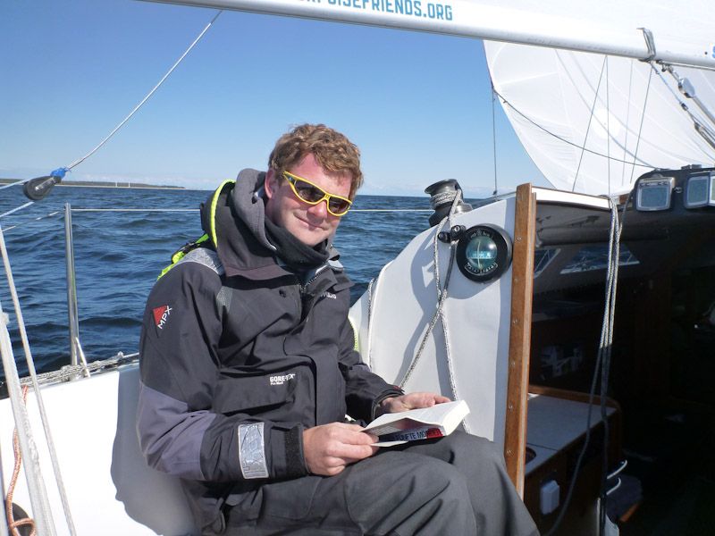 Jan genießt die entspannte Überfahrt.