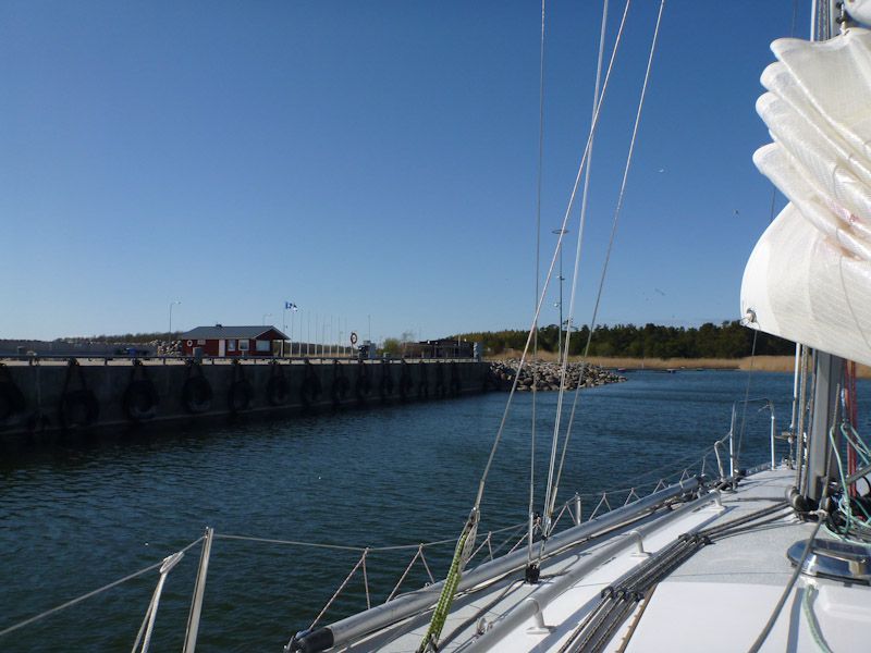 Wir laufen in den Hafen von Ruhnu ein.
