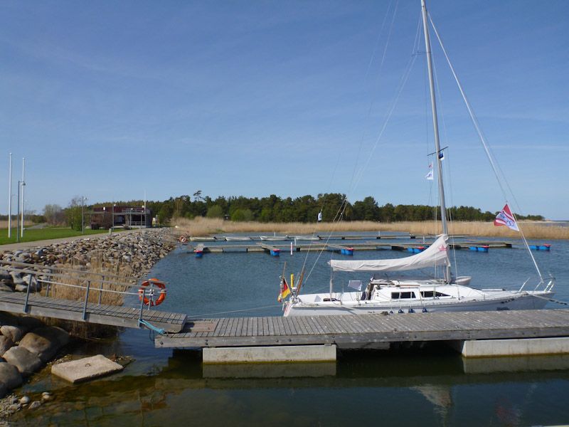 Der Hafen ist noch ziemlich leer.