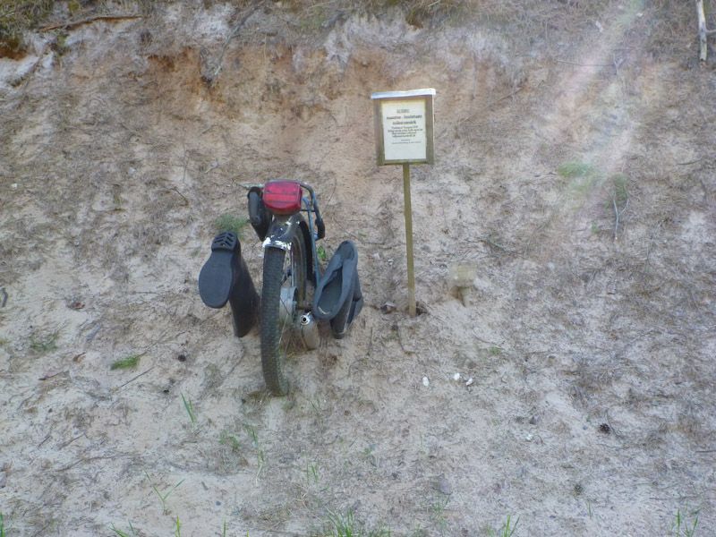 Am Wegesrand entdecken wir zwei Schuhe und das Heckteil eines Motorrades - an dieser Stelle passieren die meisten Unfälle auf der Insel---