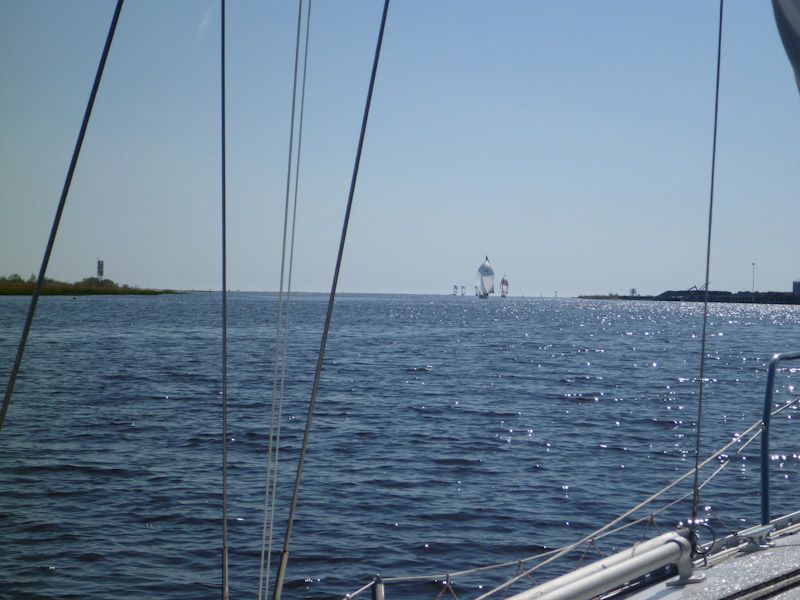 Wir verlassen Pärnu während die Clubmitglieder von der ersten Regatta zurück kommen.