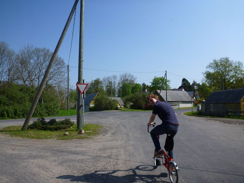 Jan auf der Hauptstraße der Insel.