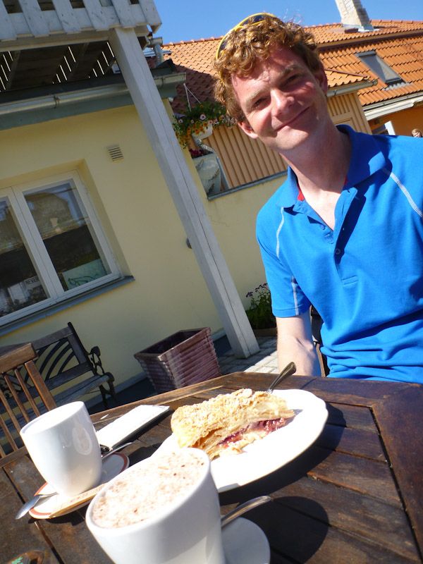 Wir genießen bei Sonne Kaffee und Kuchen.