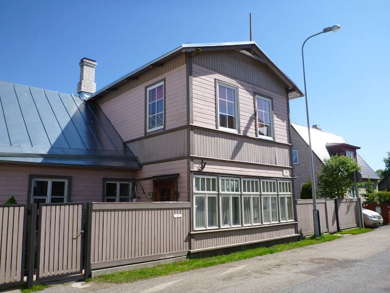 Tolle Holzhäuser finden wir überall im Ort.